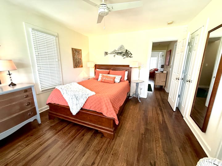 Hlavná spálňa s kúpeľňou a otvorom na spodnú terasu;