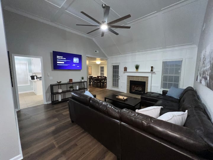 Urban Oasis - Centrally Located - Sleeps 8 - Huntsville, AL