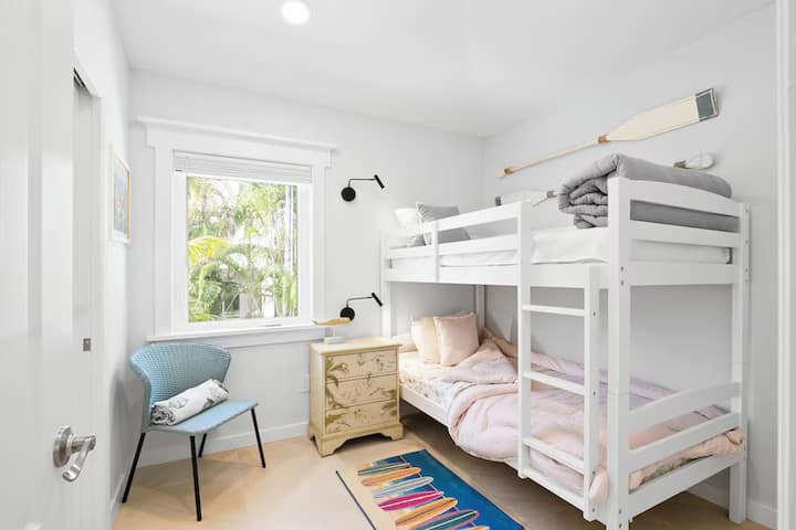 Impresionante dormitorio con literas en suite. TV de pantalla ancha. Dos camas individuales. ¡Todo, piso de baldosas italianas, muebles de diseño, edredones, almohadas, iluminación, es TODO NUEVO Y HERMOSO! Baño de diseño adjunto más como un spa, ¡cuenta con bañera de inmersión de lujo!