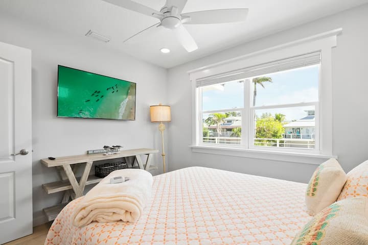 Impresionante dormitorio queen. TV de pantalla ancha. ¡Colchón de lujo de primera! ¡Todo, piso de baldosas italianas, muebles de diseño, edredones, almohadas, iluminación es TODO NUEVO Y HERMOSO!