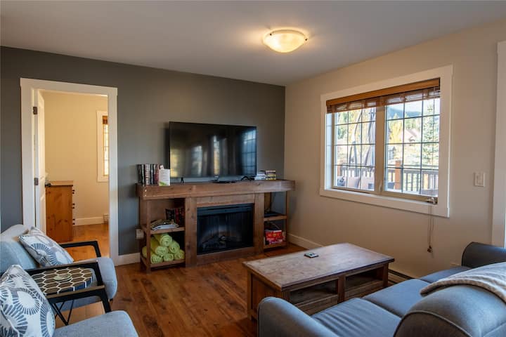 Ski In/ski Out. Top Floor Private Hot Tub. - Golden