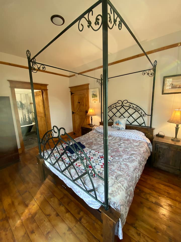 Large 4 season cabin, fam. & pet friendly, firepit