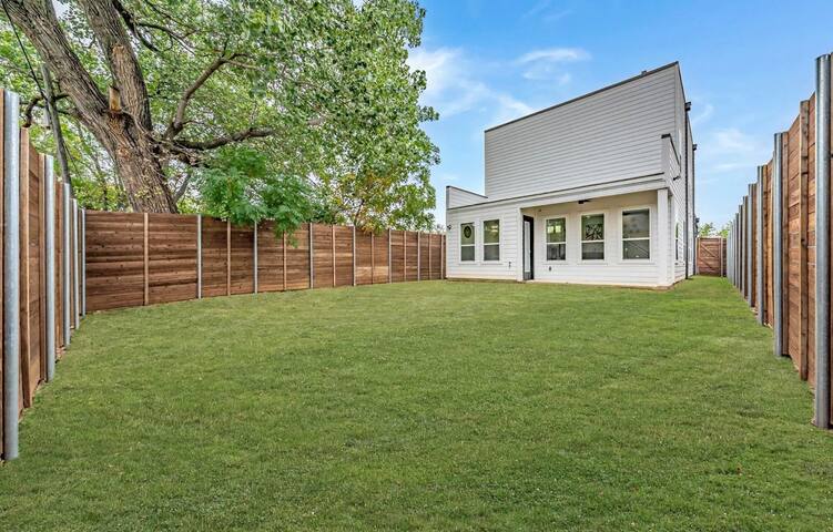 Luxury home with downtown skyline views (HOME) gallery image 3