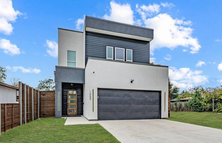 Luxury home with downtown skyline views (HOME)