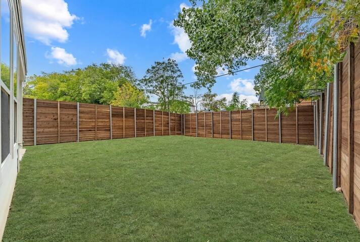 Luxury home with downtown skyline views (HOME) gallery image 2