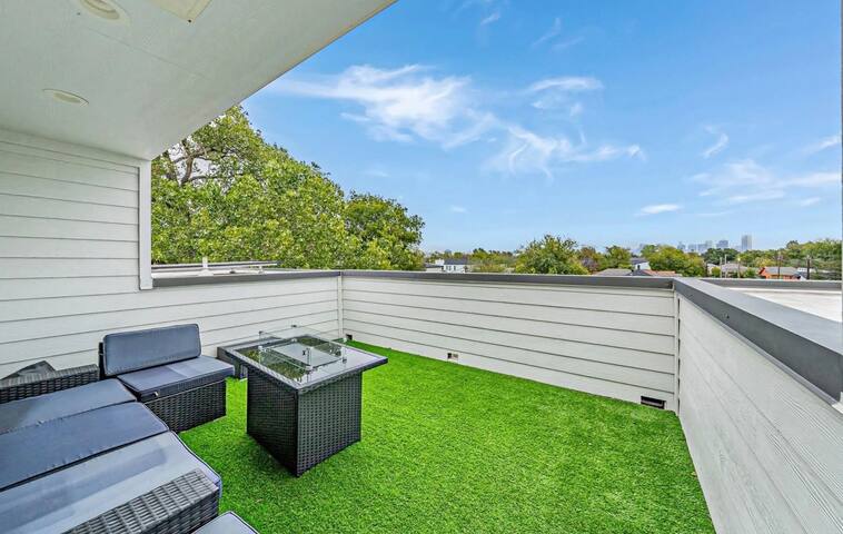 Luxury home with downtown skyline views (HOME) gallery image 5