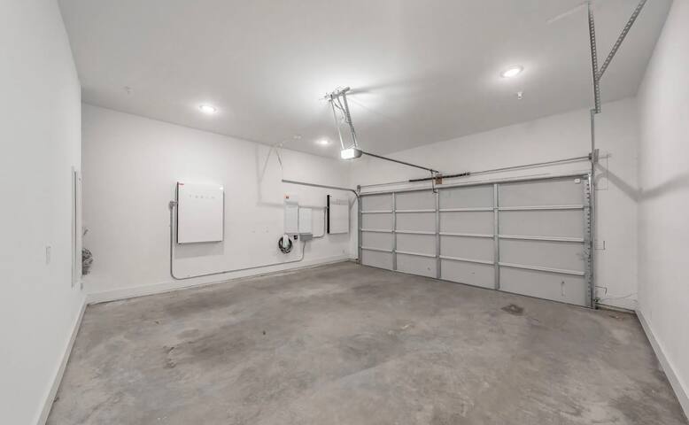 Luxury home with downtown skyline views (HOME) gallery image 4