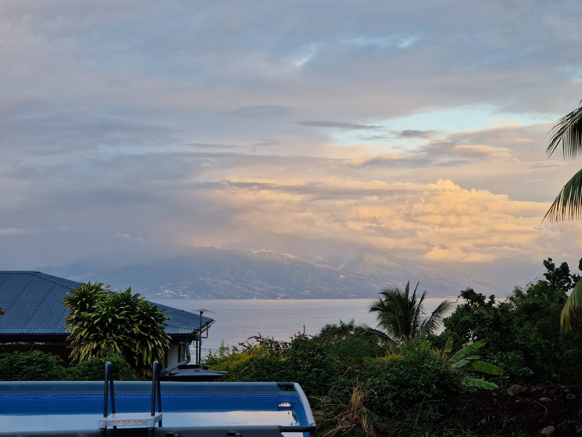 Moorea equipped studio with pool, sea and mountain view