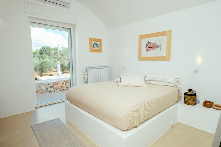 Un dormitorio doble en la planta baja con baño privado.
