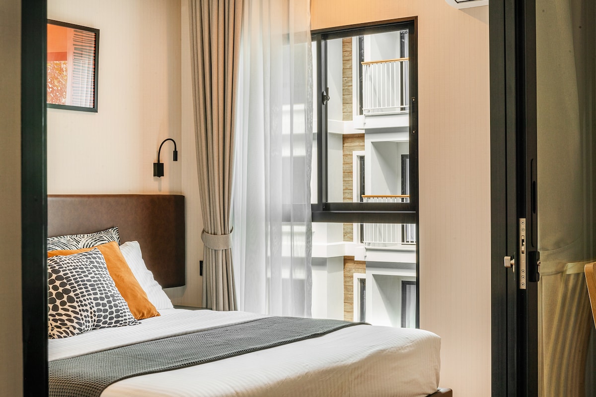 El dormitorio tiene una amplia cama doble tamaño queen.