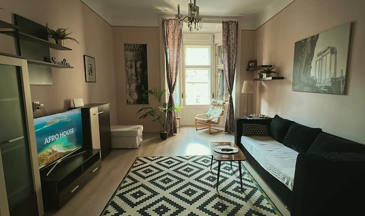 Centrally Located Artsy Condo Near New York Cafe - Budapest