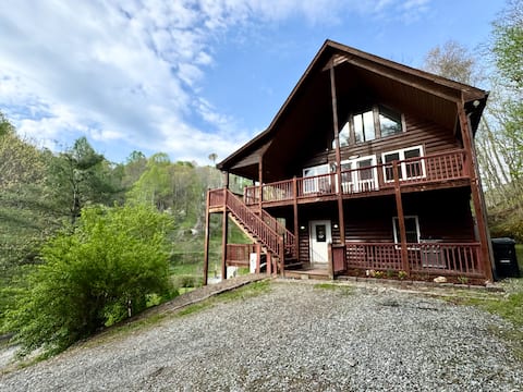 Leaf Watching Vibes - Spacious Cozy Cabin