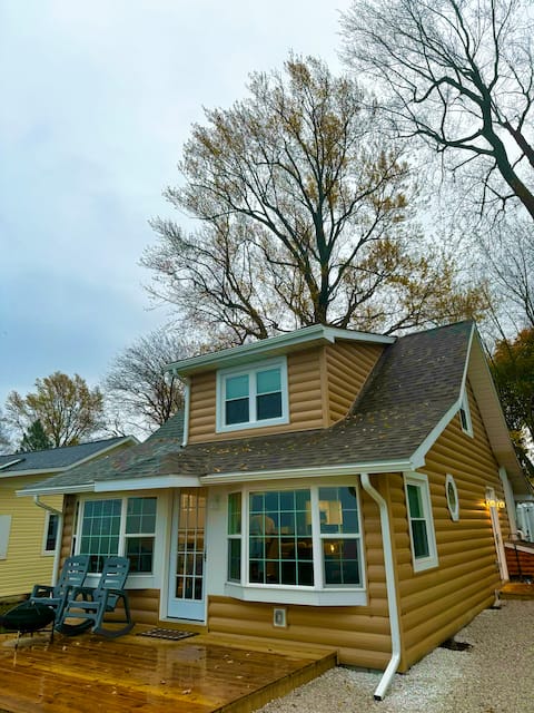 Lake front house w new hot tub!
