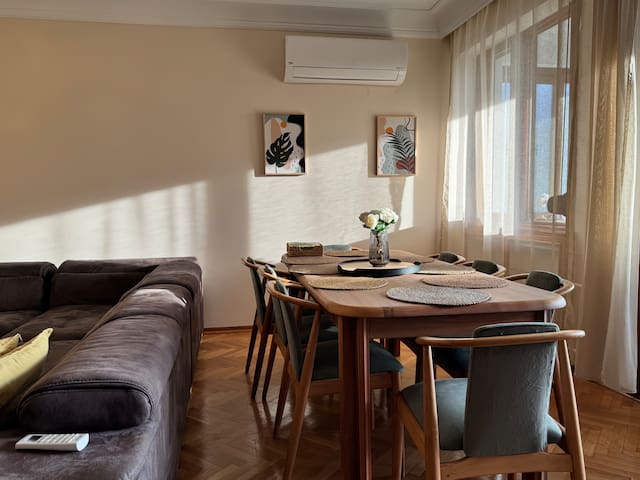 Huge House 5 mins train st. Pool 2 baths 4 rooms gallery image 2