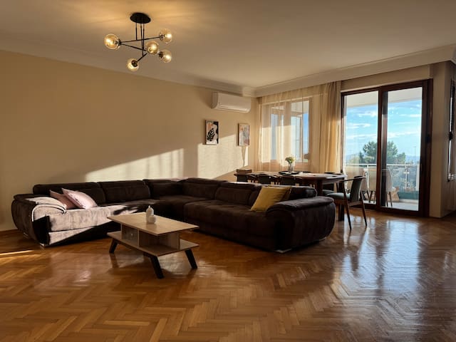 Huge House 5 mins train st. Pool 2 baths 4 rooms