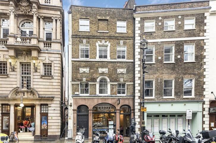 Trafalgar Square entire HOUSE 4 Bedrooms Lux gallery image 3