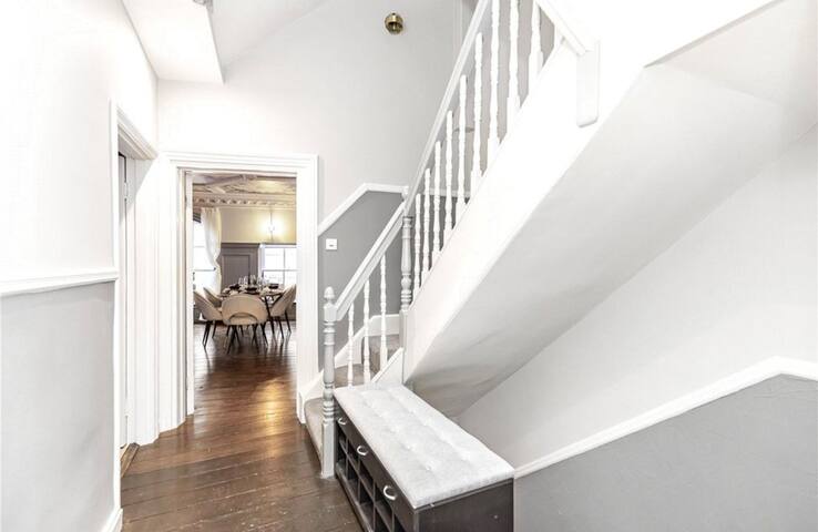 Trafalgar Square entire HOUSE 4 Bedrooms Lux gallery image 5