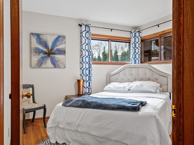 Cozy Home on Convenient Summit Ave gallery image 3