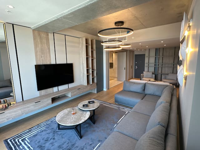 The Crown Jewel Suite : 5BR + 4Bath Highrise views