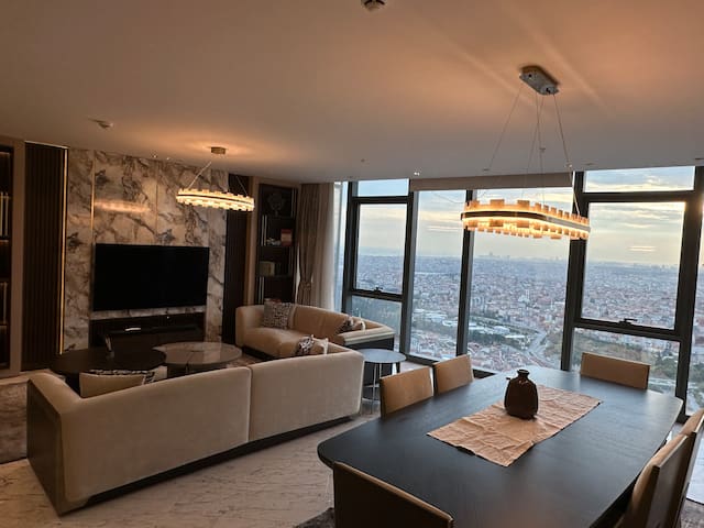 The Crown Jewel Suite : 5BR + 4Bath Highrise views gallery image 2