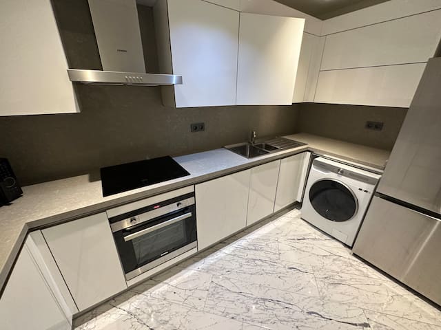 The Crown Jewel Suite : 5BR + 4Bath Highrise views gallery image 4