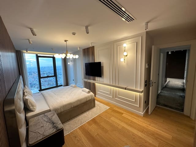 The Crown Jewel Suite : 5BR + 4Bath Highrise views gallery image 3