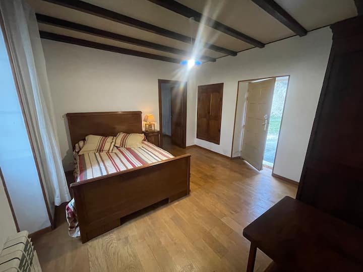 غرفة النوم الثانية في البيت الرئيسي 