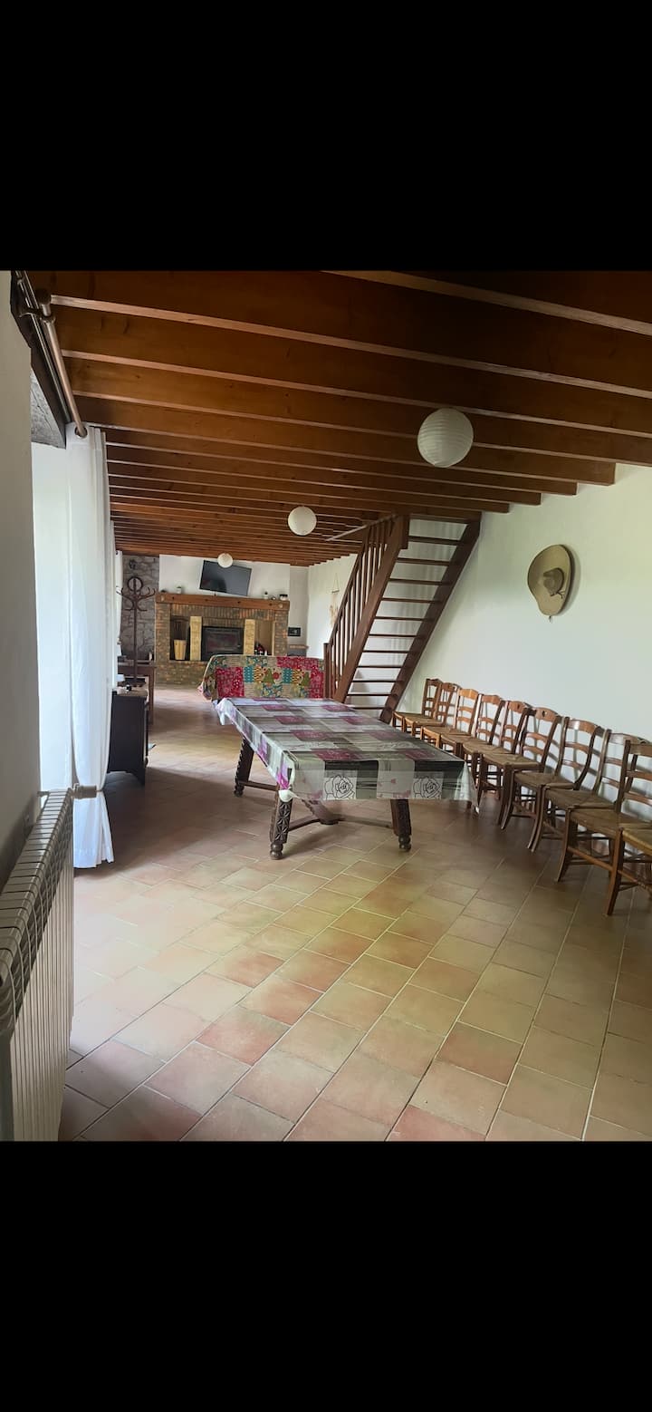 غرفة طعام في الطابق الأرضي تطل على شرفة مواجهة للجنوب 