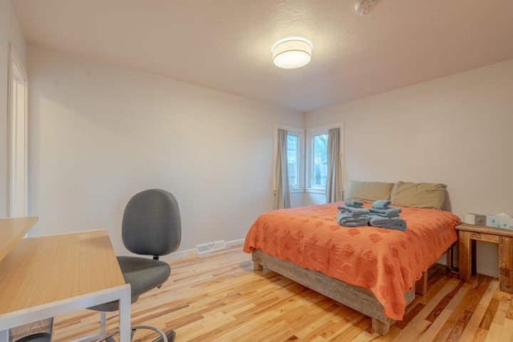 Работете оддома во оваа спална соба со тоалет и биро!