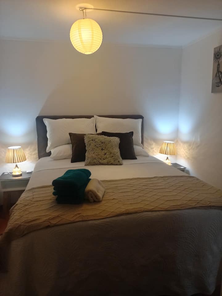 Მაღალი საწოლი
Მატრასი მაღალი სიმკვრივისთვის
Კანის ბალიშები