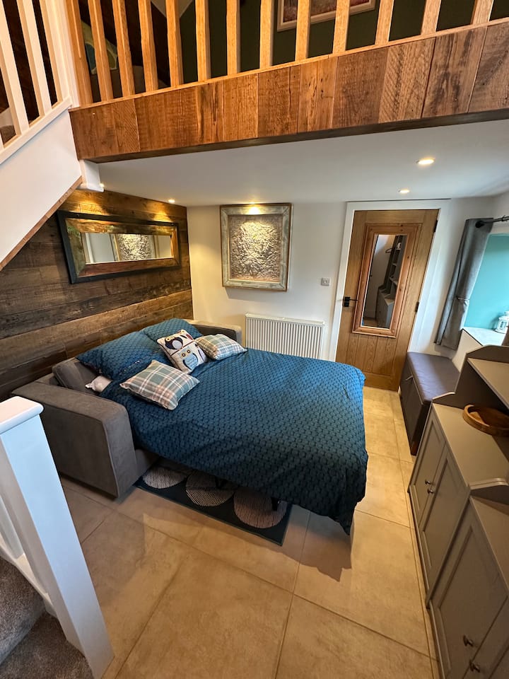 C'est la chambre secondaire avec canapé lit double. La chambre peut être aménagée avant votre arrivée pour répondre au mieux à vos besoins.
Cette chambre secondaire dispose d'une mezzanine qui a également des options de vie et de couchage.