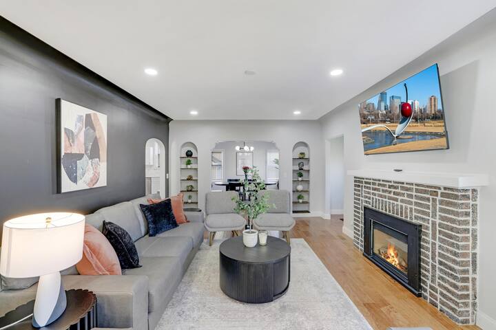 Luxury 5-BDR Mins from Dtwn Mpls gallery image 2