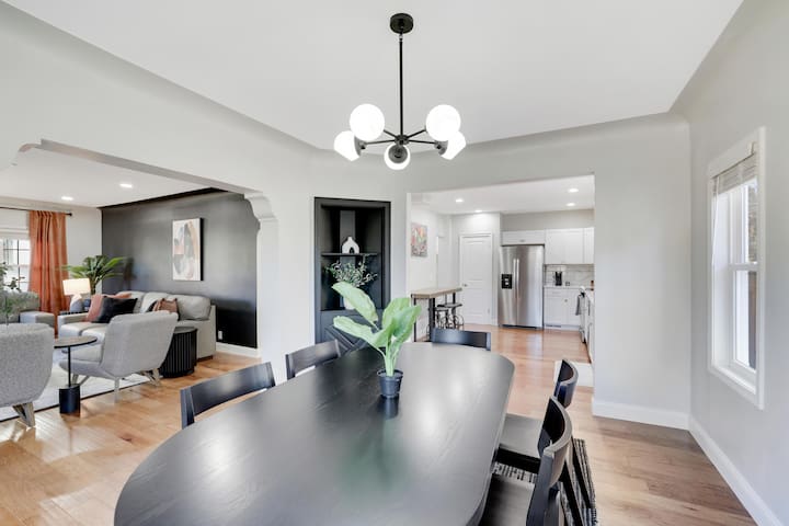 Luxury 5-BDR Mins from Dtwn Mpls gallery image 3