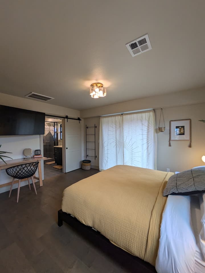 วิวห้องน้ำส่วนตัวเต็มรูปแบบที่ติดกับห้องนอนนี้