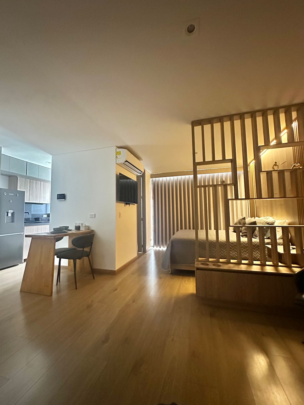 WOHNZIMMER MIT KLIMAANLAGE UND INDIREKTER BELEUCHTUNG