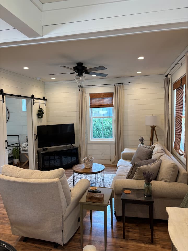 Cozy Farmhouse Hideaway - Bremen, IN