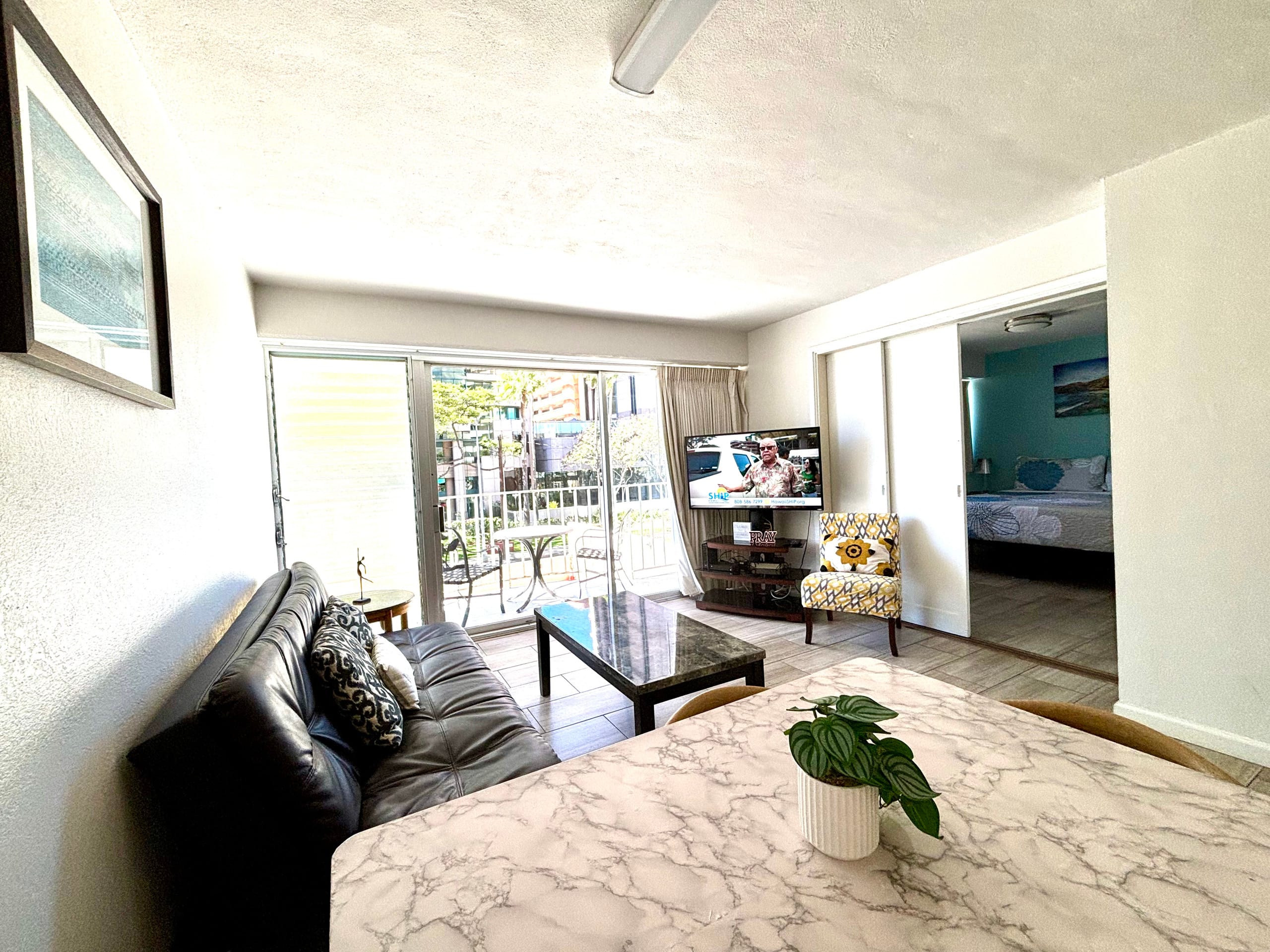Waikiki 2-bedroom FREE parking/kitchen 207 - Image 3