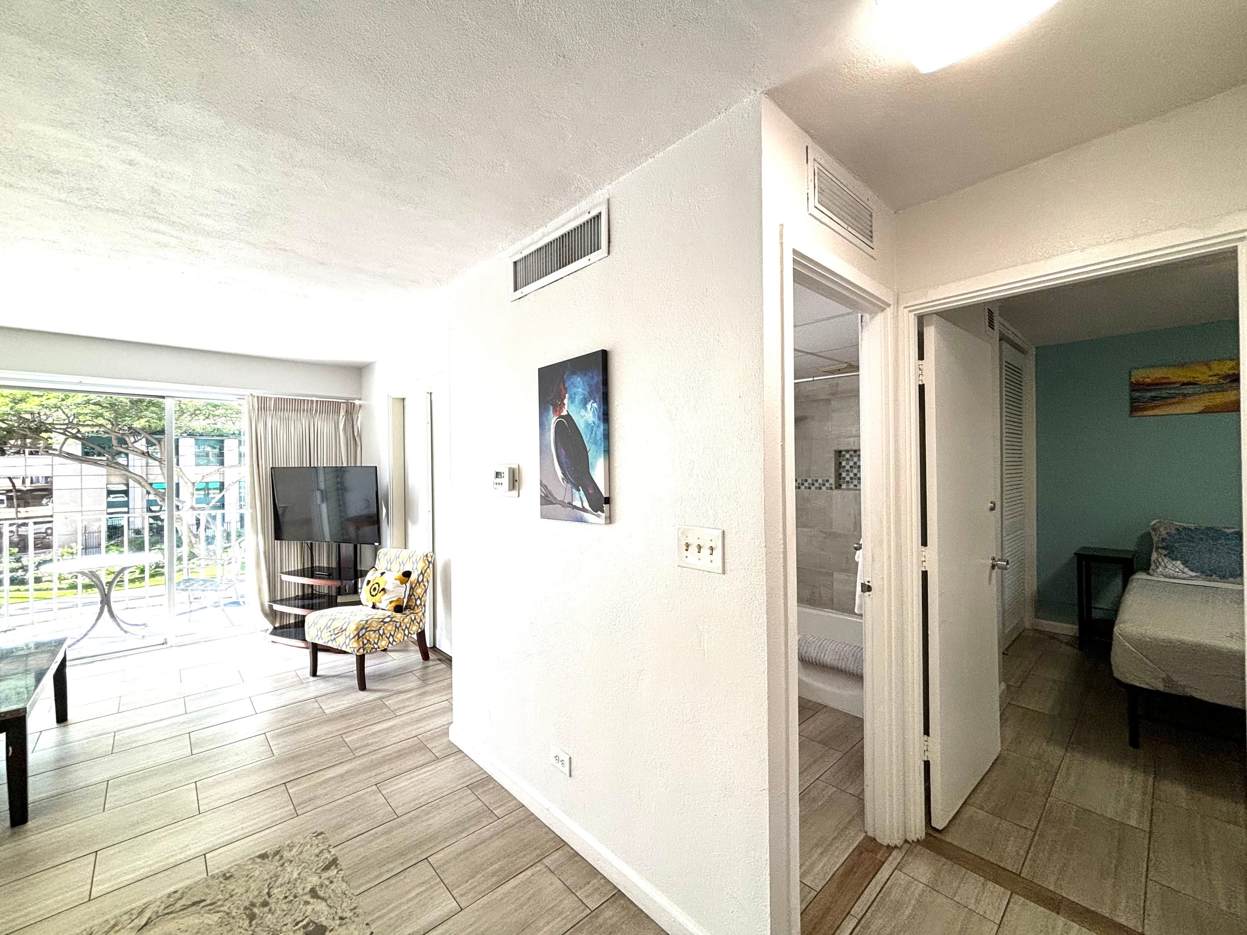 Waikiki 2-bedroom FREE parking/kitchen 207 - Image 29