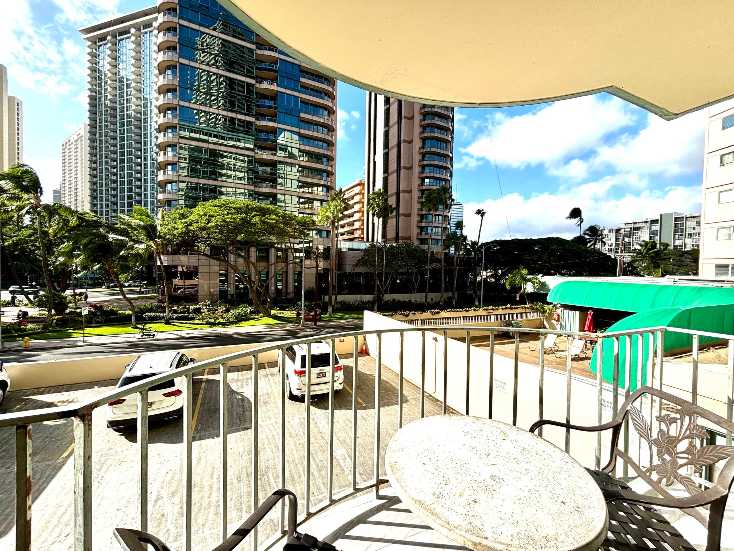 Waikiki 2-bedroom FREE parking/kitchen 207 - Image 21