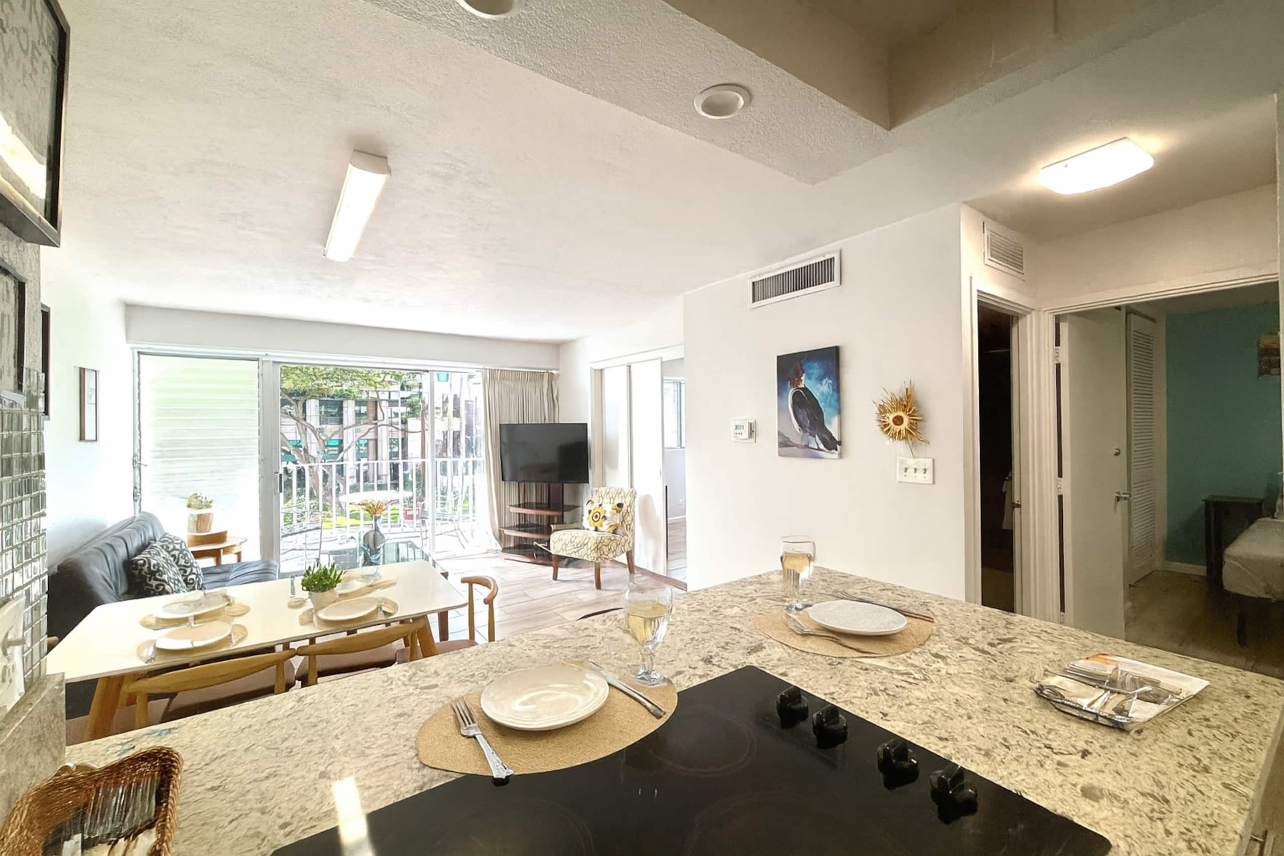 Waikiki 2-bedroom FREE parking/kitchen 207 - Image 12