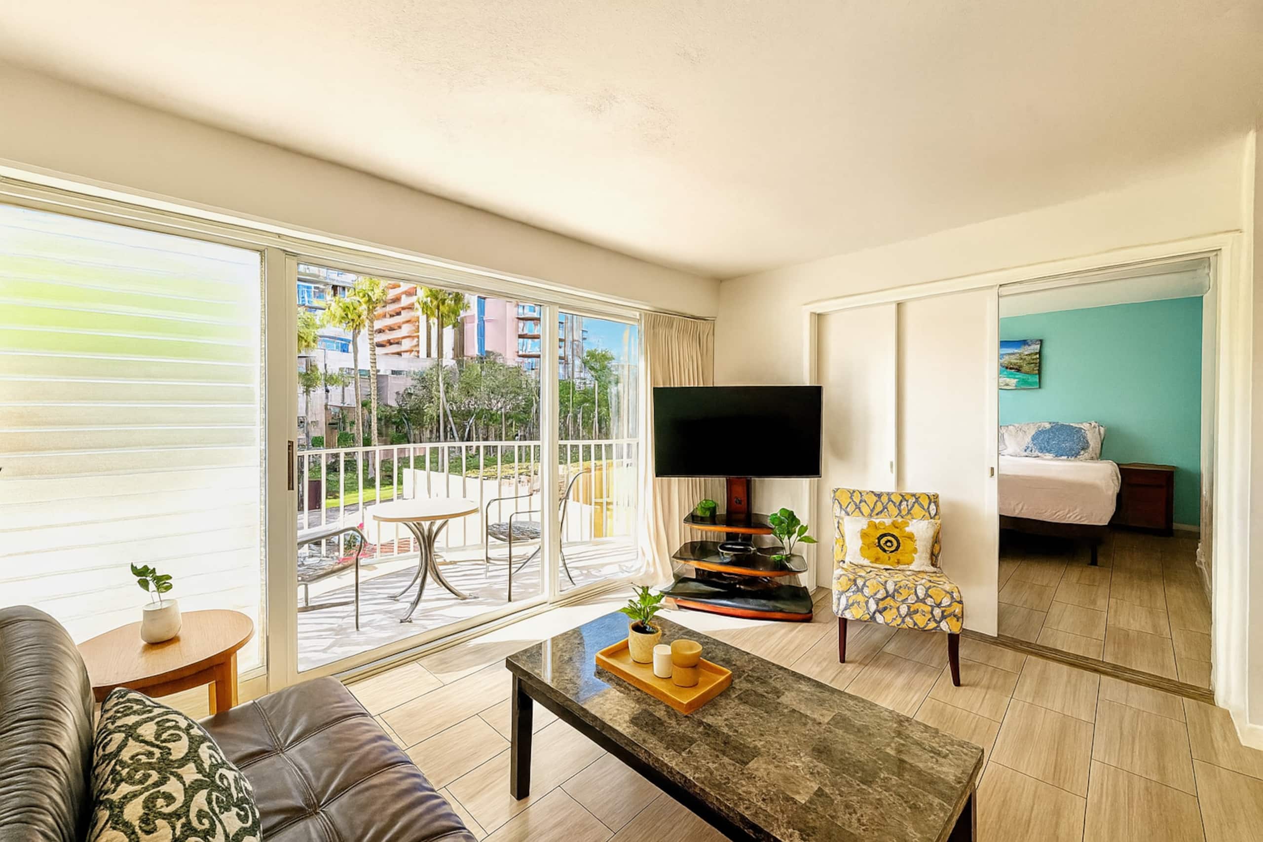 Waikiki 2-bedroom FREE parking/kitchen 207 - Image 6