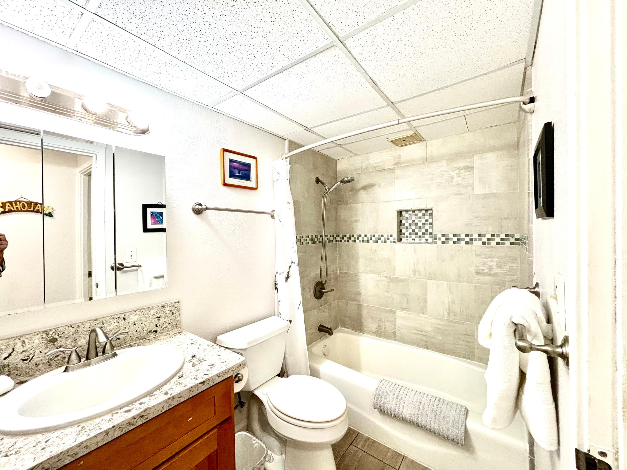 Waikiki 2-bedroom FREE parking/kitchen 207 - Image 18