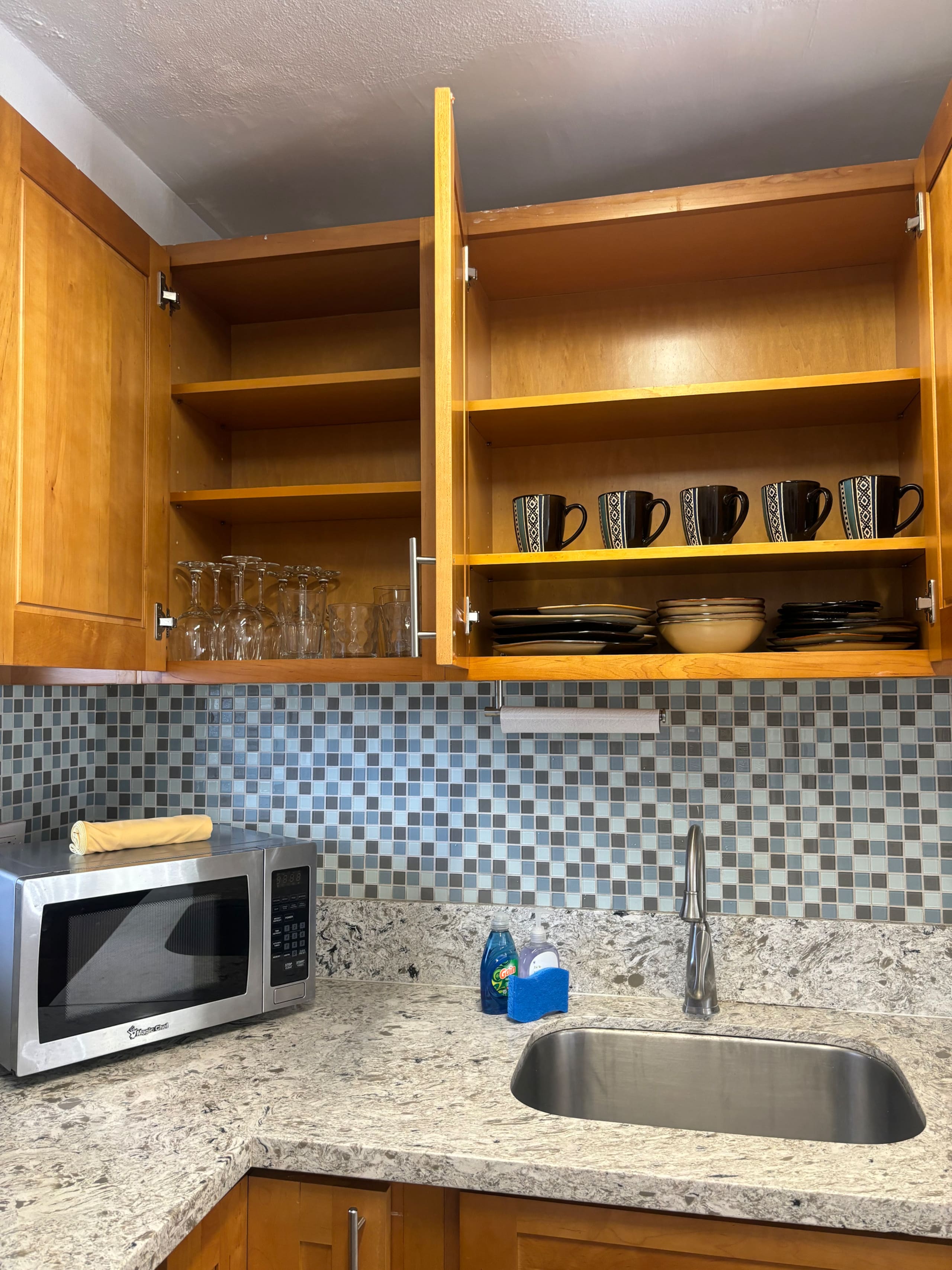 Waikiki 2-bedroom FREE parking/kitchen 207 - Image 9