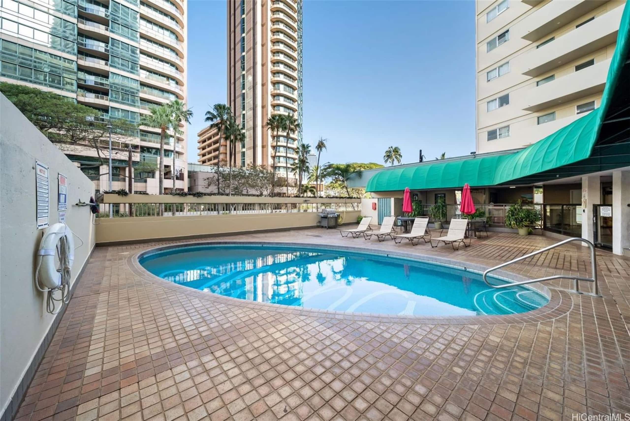 Waikiki 2-bedroom FREE parking/kitchen 207 - Image 24