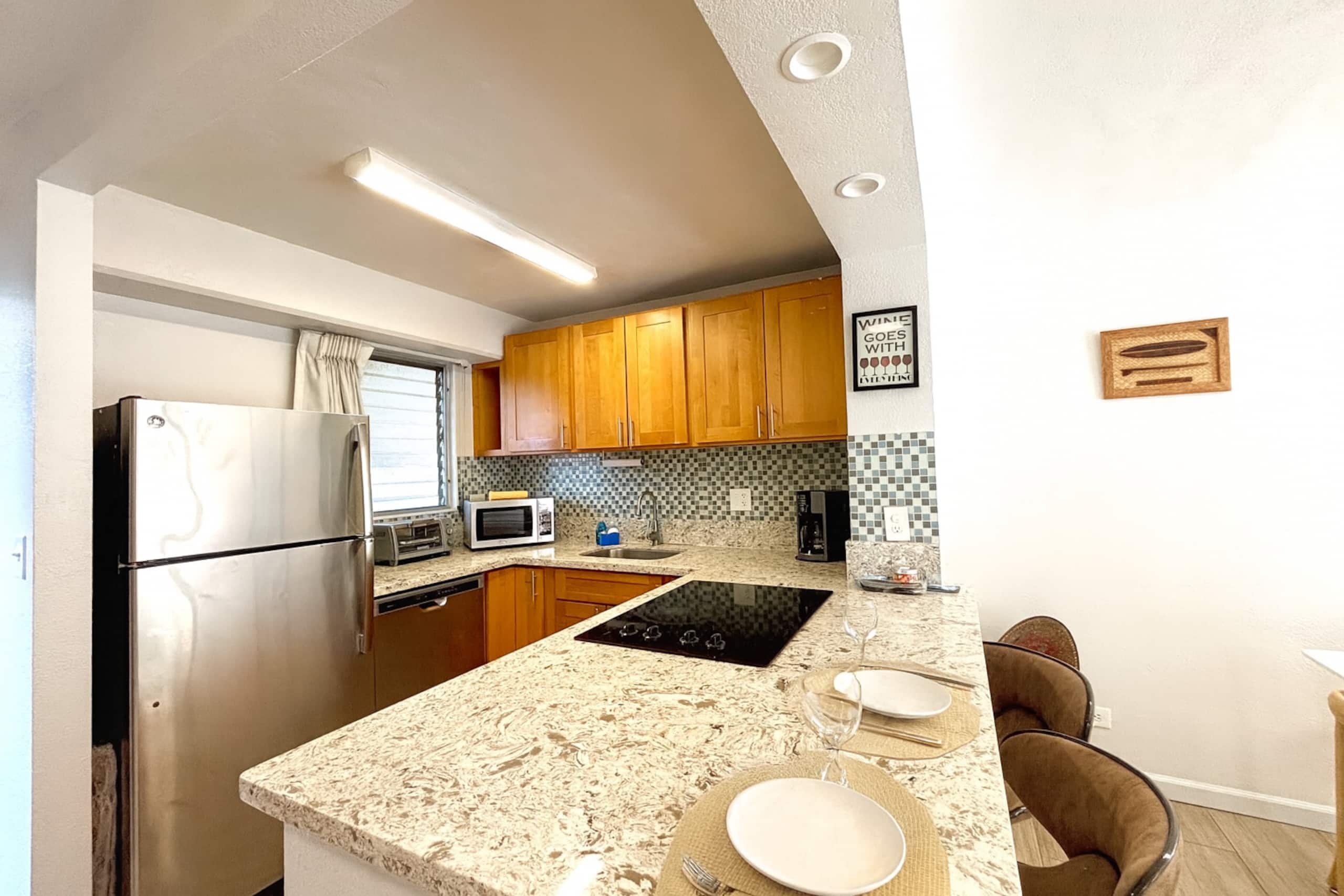 Waikiki 2-bedroom FREE parking/kitchen 207 - Image 11
