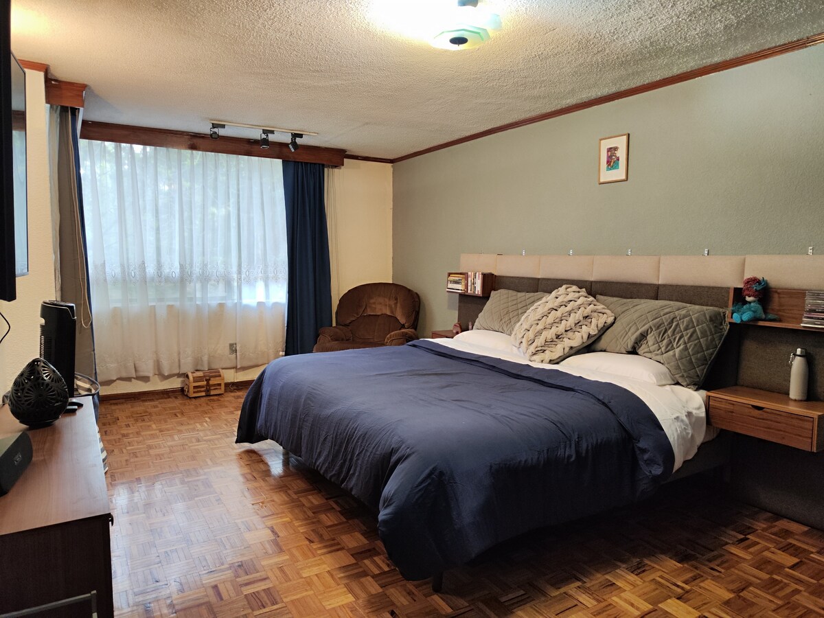 Chumba kikuu cha kulala kina kitanda cha ukubwa wa kifalme, chenye starehe sana na nguo za pamba