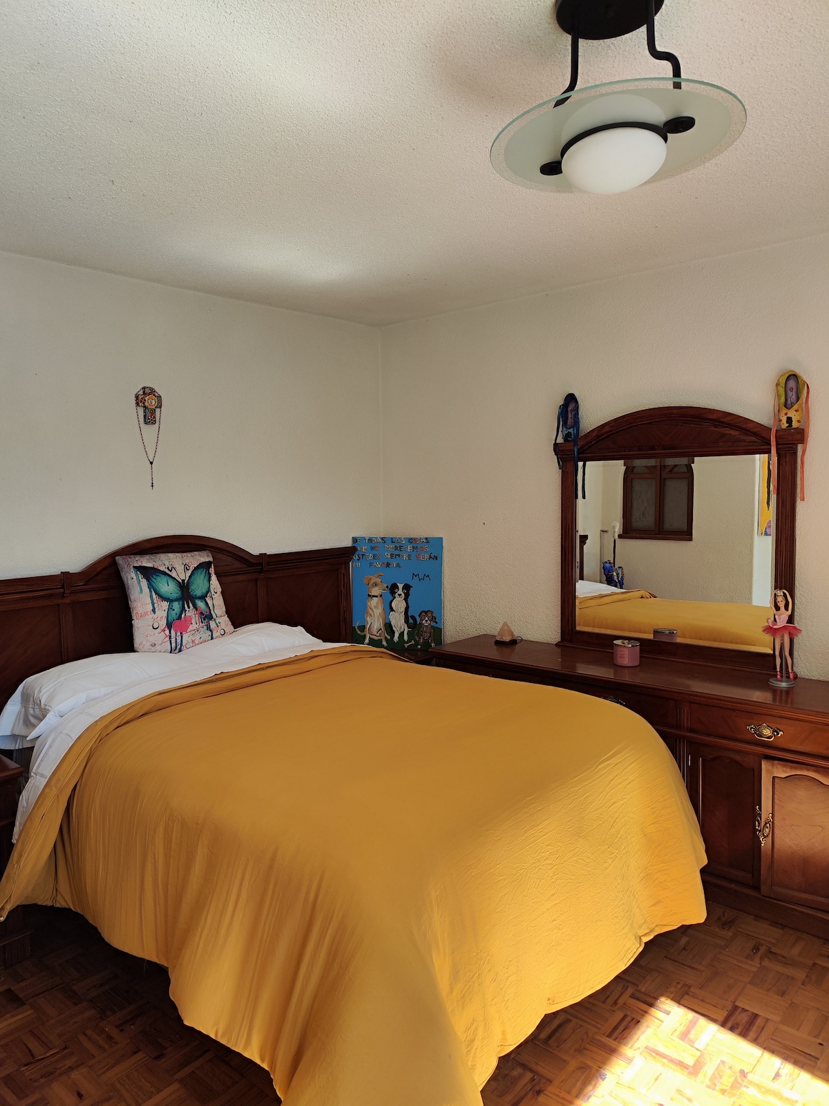 Twin recamara, vitanda viwili vina sehemu zao wenyewe kila sehemu iliyo na dirisha na eneo tofauti la kazi 