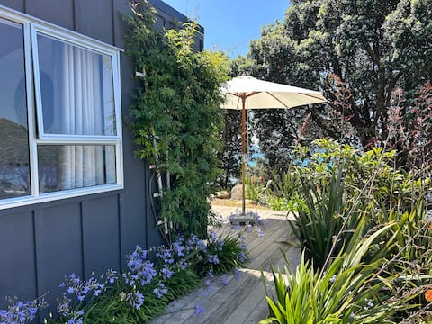 Beachfront cabin, 
Grays beach, Kuaotunu West