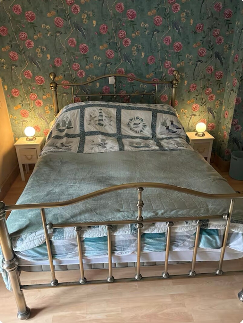 غرفة النوم في الطابق السفلي. 
هناك نزول من الصالة إلى غرفة النوم هذه في
سرير أطفال للسفر
يمكن أخذ الكرسي العالي إلى منطقة تناول الطعام.
( يرجى تنظيف الكرسي بعد كل استخدام ) شكرًا لك 