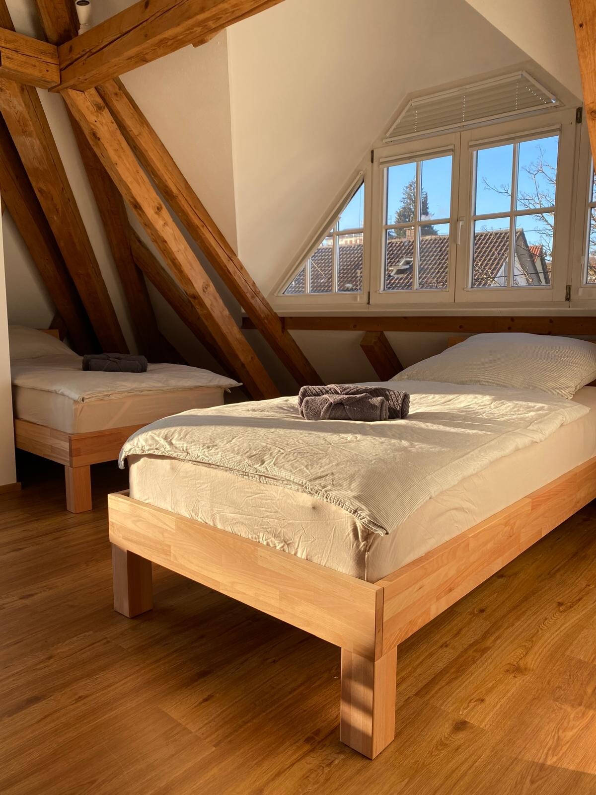 นอกจากนี้ยังสามารถวางเตียงเดี่ยวสองเตียงเข้าด้วยกันได้ นอกจากนี้ยังมีบริการป้องกันการล่มสลายสำหรับทารกตามคำขอ